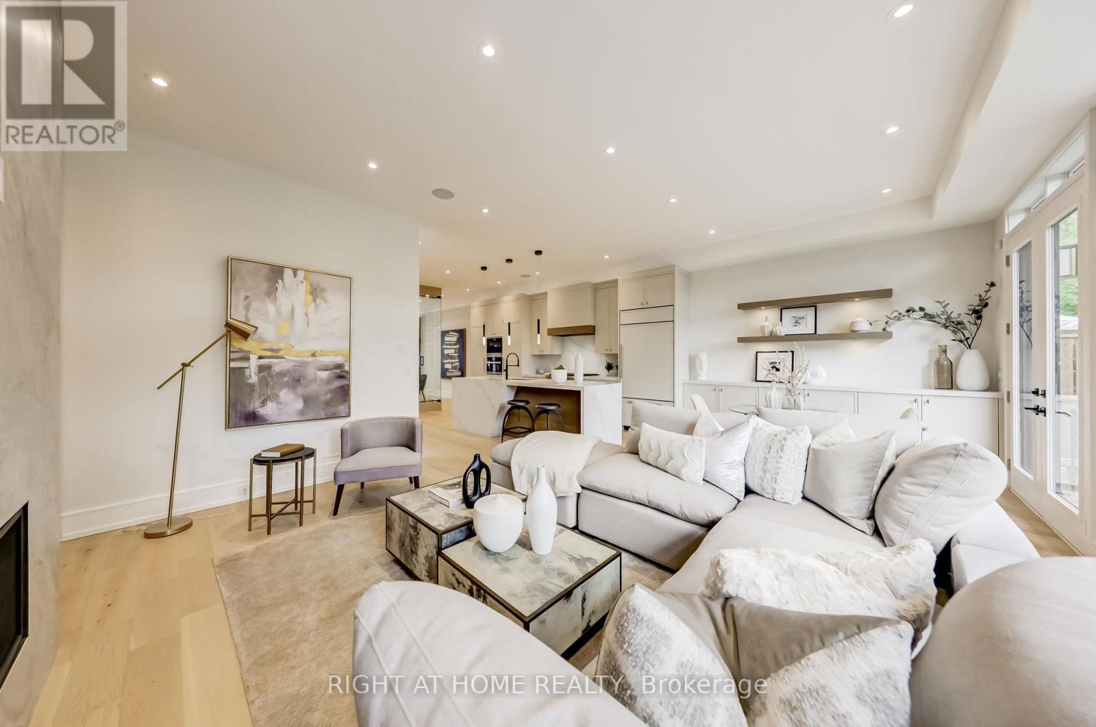 102 Parklea Drive, Toronto, Ontario  M4G 2J8 - Photo 4 - C12744042