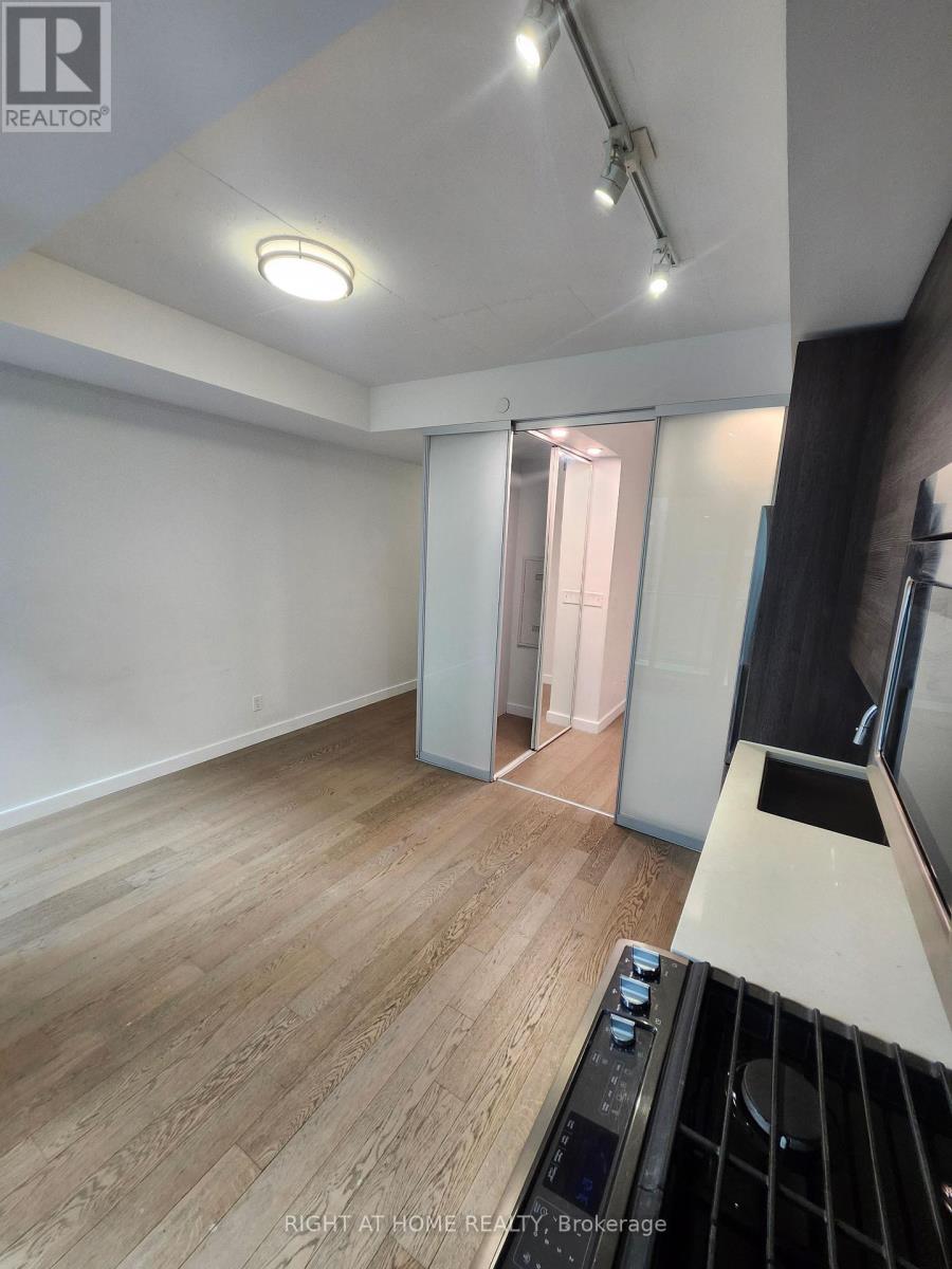 1301 - 111 Bathurst Street, Toronto, Ontario M5V 0M9 - Photo 19 - C12744054