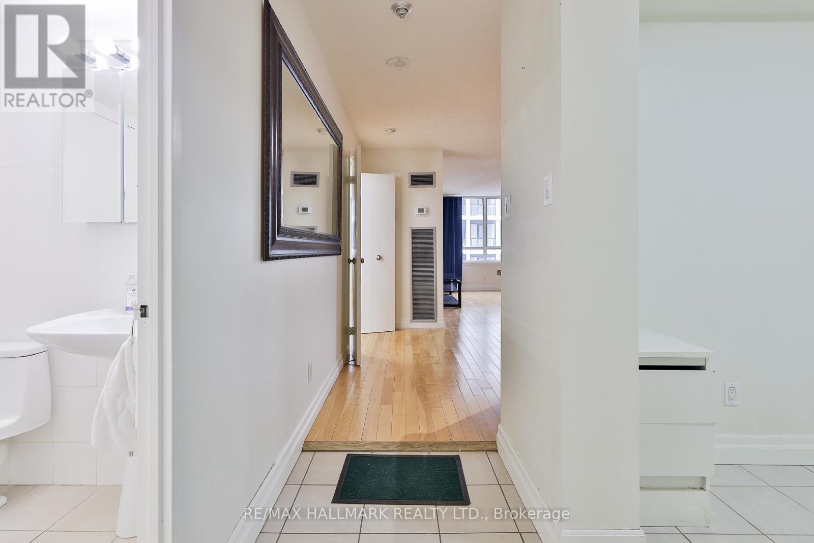 1805 - 633 Bay Street, Toronto, Ontario  M5G 2G4 - Photo 11 - C12744098