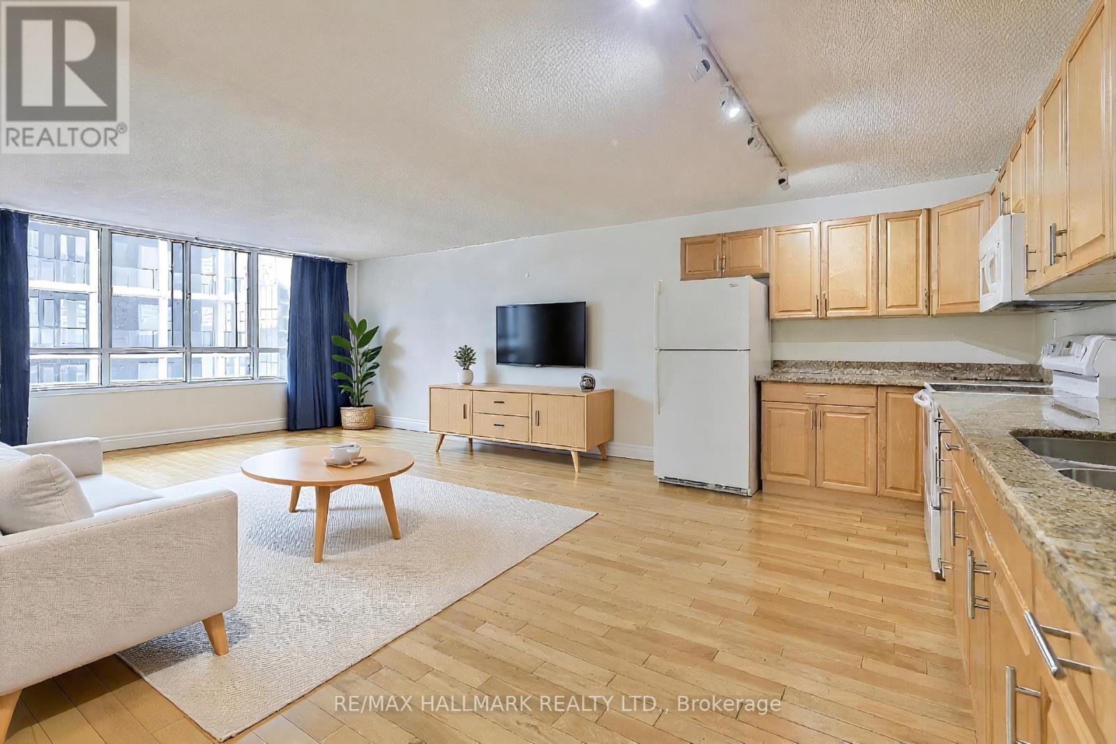 1805 - 633 Bay Street, Toronto, Ontario  M5G 2G4 - Photo 2 - C12744098