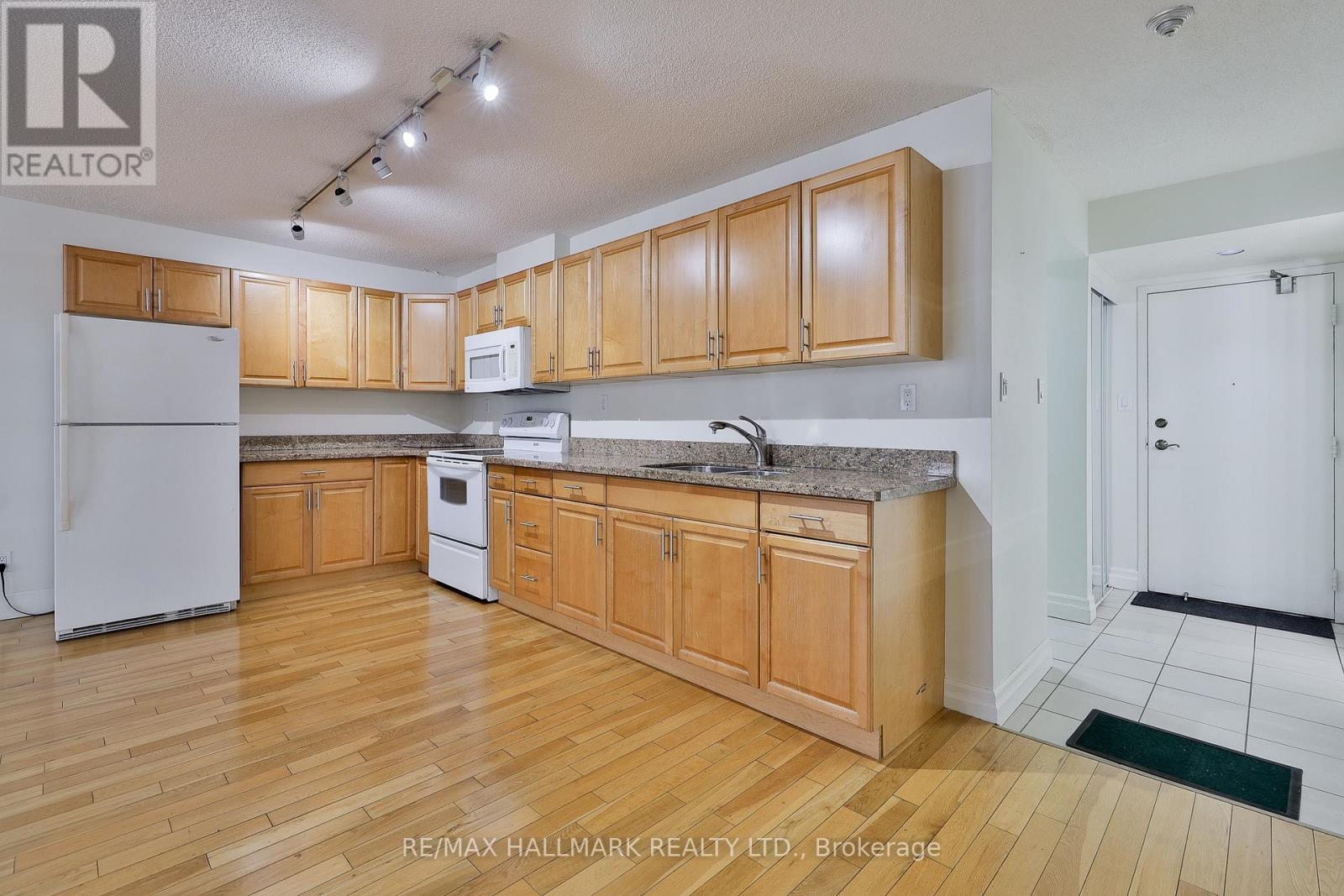 1805 - 633 Bay Street, Toronto, Ontario  M5G 2G4 - Photo 3 - C12744098