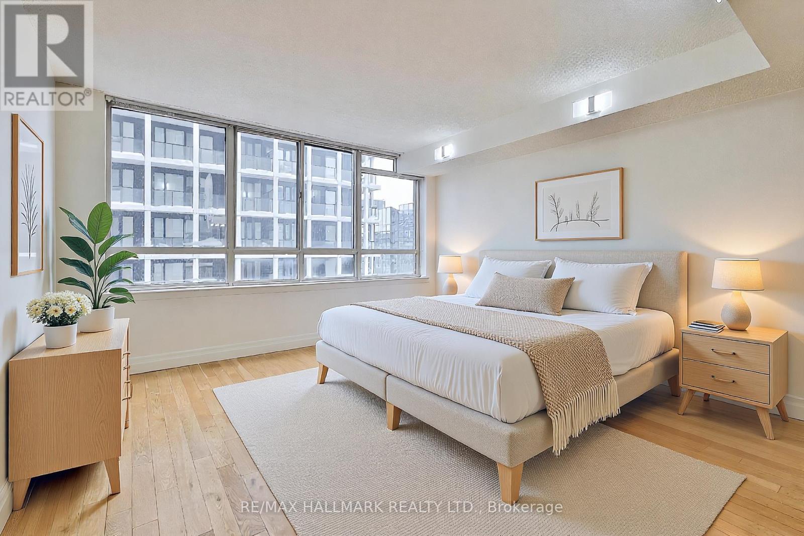 1805 - 633 Bay Street, Toronto, Ontario  M5G 2G4 - Photo 4 - C12744098