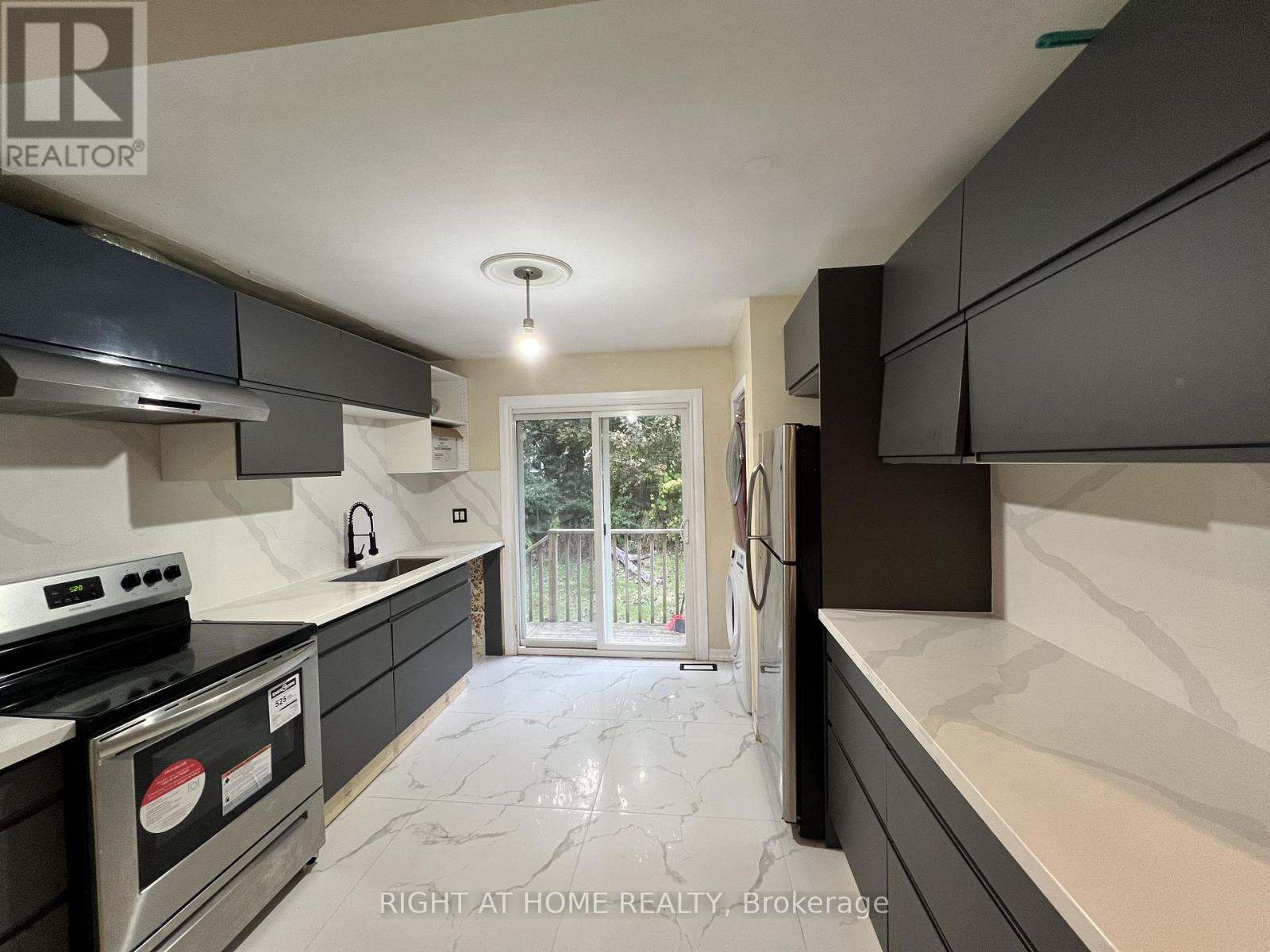 1560 Evangeline Drive, Oshawa, Ontario  L1J 3T2 - Photo 2 - E12744072