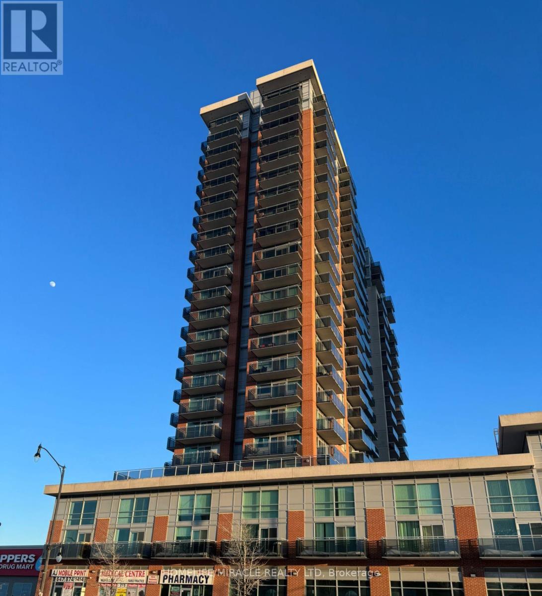 707 - 215 Queen Street E, Brampton, Ontario  L6W 0A9 - Photo 2 - W12737732