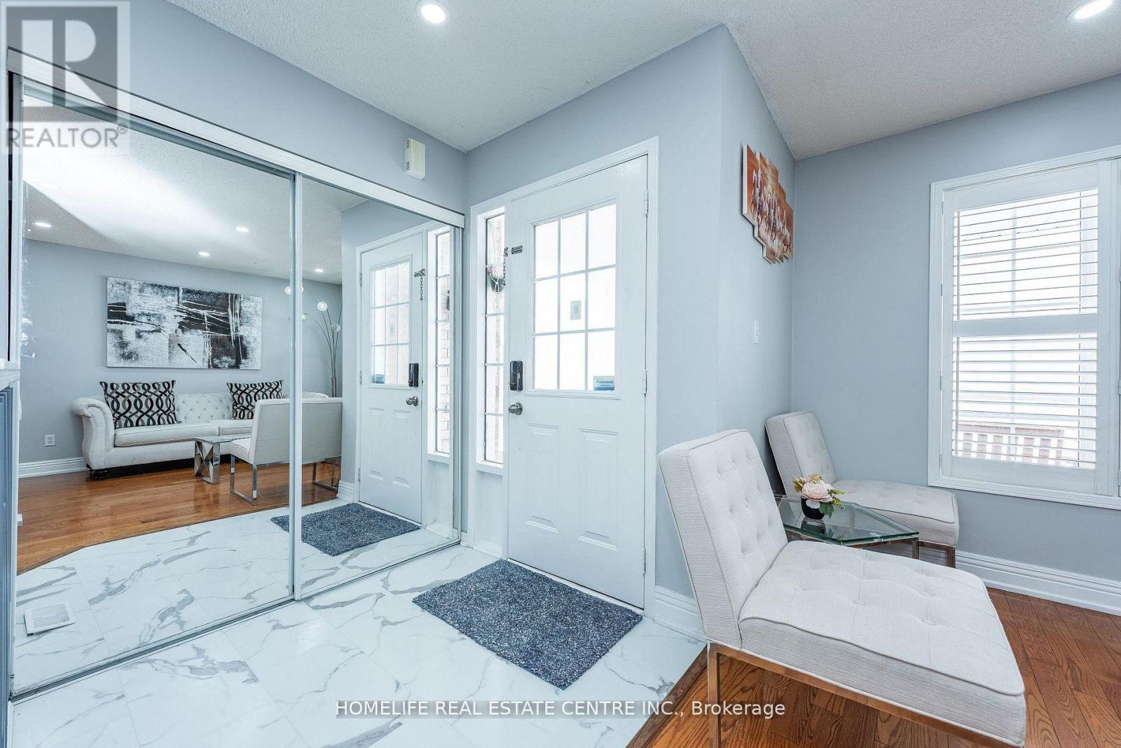 108 Fairhill Avenue, Brampton, Ontario  L7A 2H5 - Photo 5 - W12744058