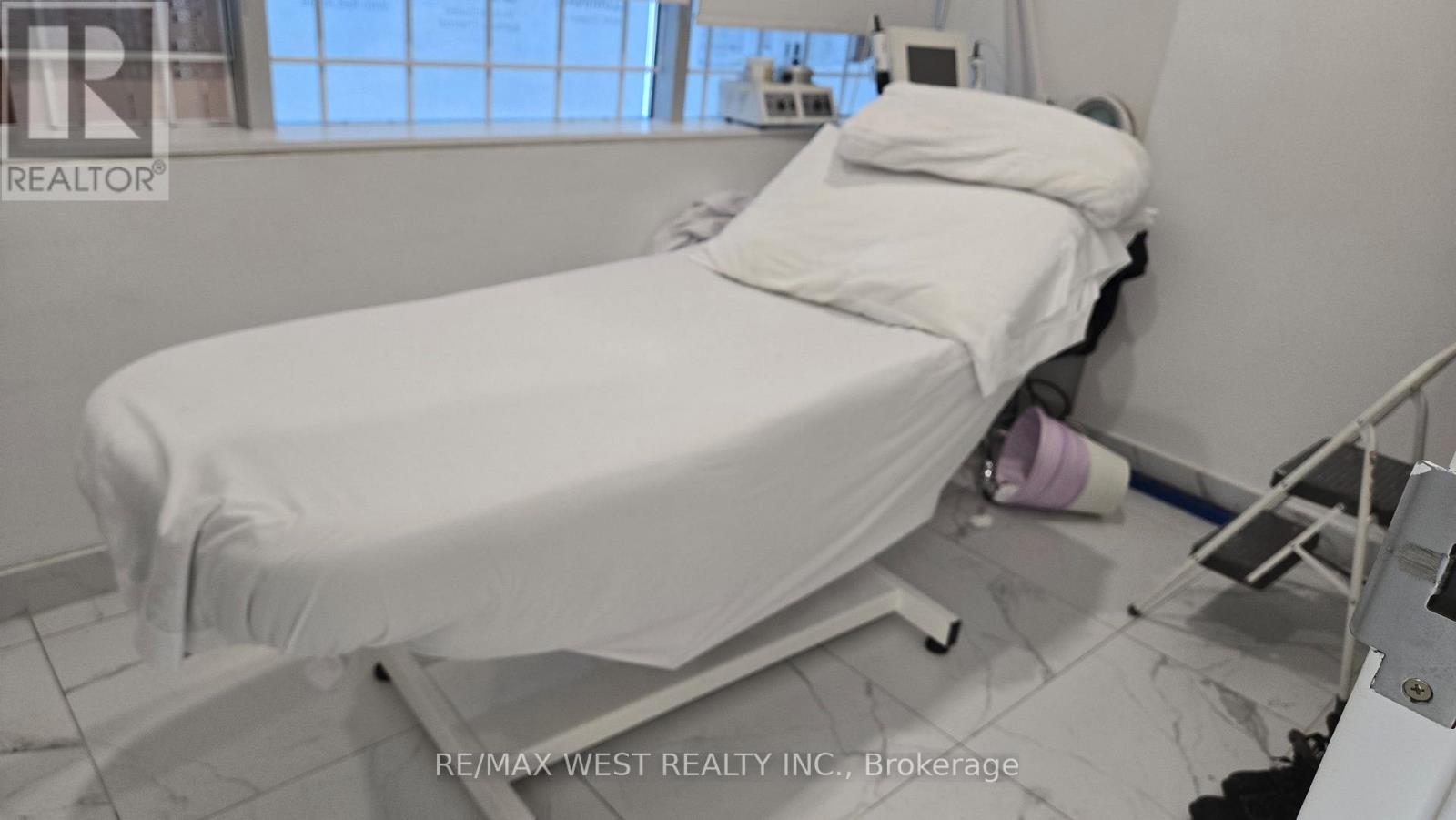 1 - 1903 Ironoak Way, Oakville, Ontario  L6H 0N1 - Photo 5 - W12744068