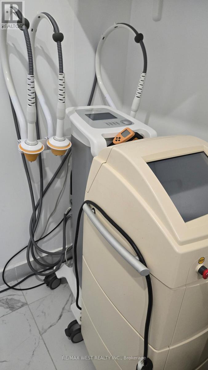 1 - 1903 Ironoak Way, Oakville, Ontario  L6H 0N1 - Photo 8 - W12744068