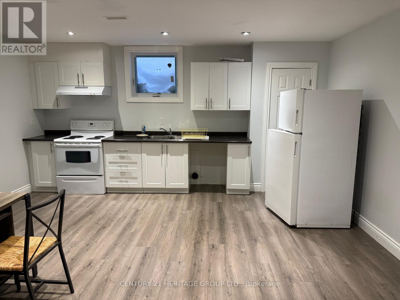 BASEMENT UNIT B - 5 AMBER CRESCENT, Toronto, Ontario