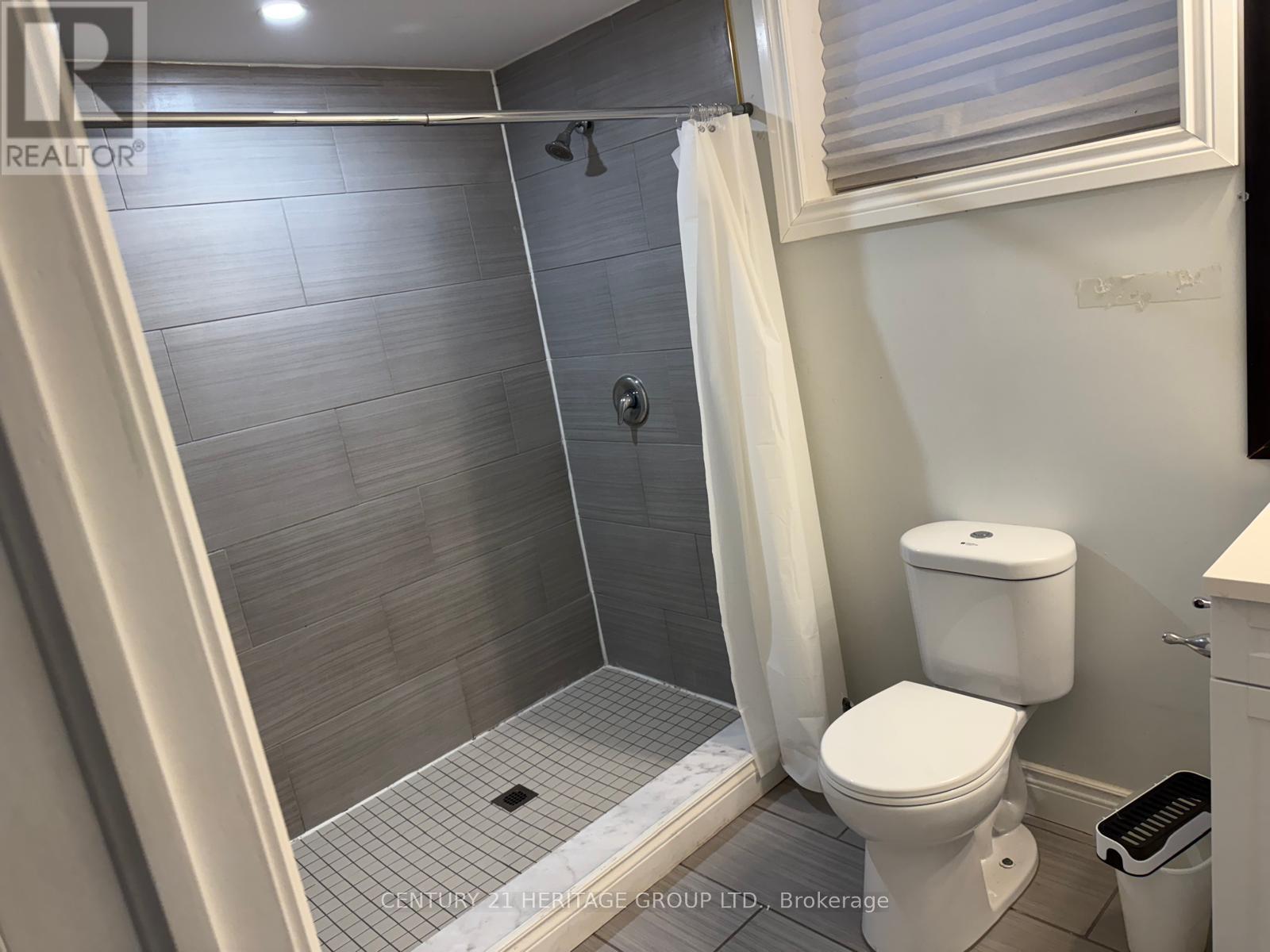 Basement Unit B - 5 Amber Crescent, Toronto, Ontario  M6L 2R5 - Photo 2 - W12744106