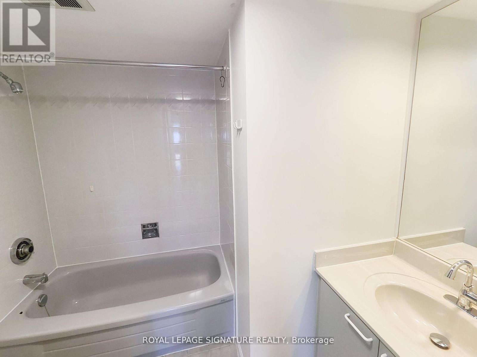 2208 - 50 Eglinton Avenue W, Mississauga, Ontario  L5R 3P5 - Photo 7 - W12744124