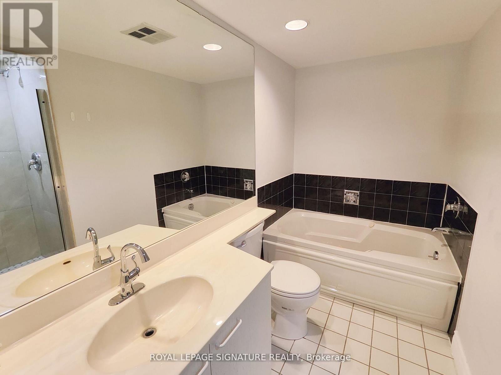 2208 - 50 Eglinton Avenue W, Mississauga, Ontario  L5R 3P5 - Photo 9 - W12744124