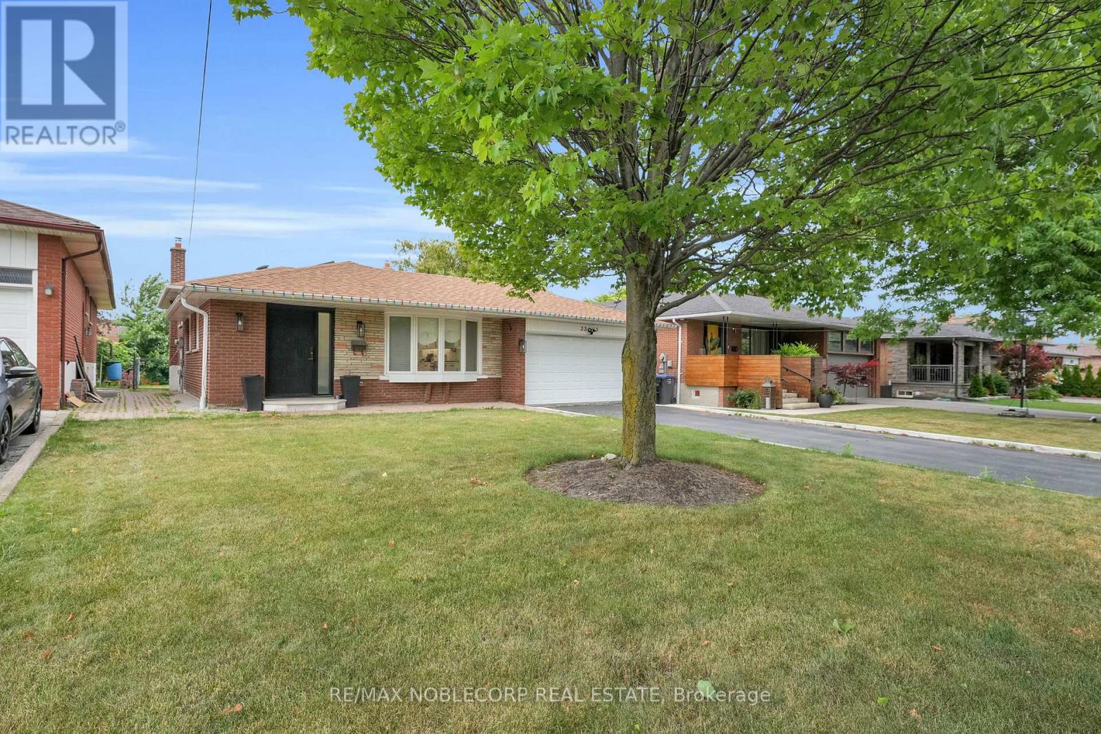 2515 Hensall Street, Mississauga, Ontario  L5A 2T1 - Photo 2 - W12744126