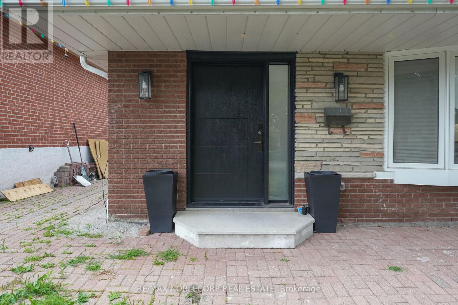 2515 Hensall Street, Mississauga, Ontario  L5A 2T1 - Photo 4 - W12744126