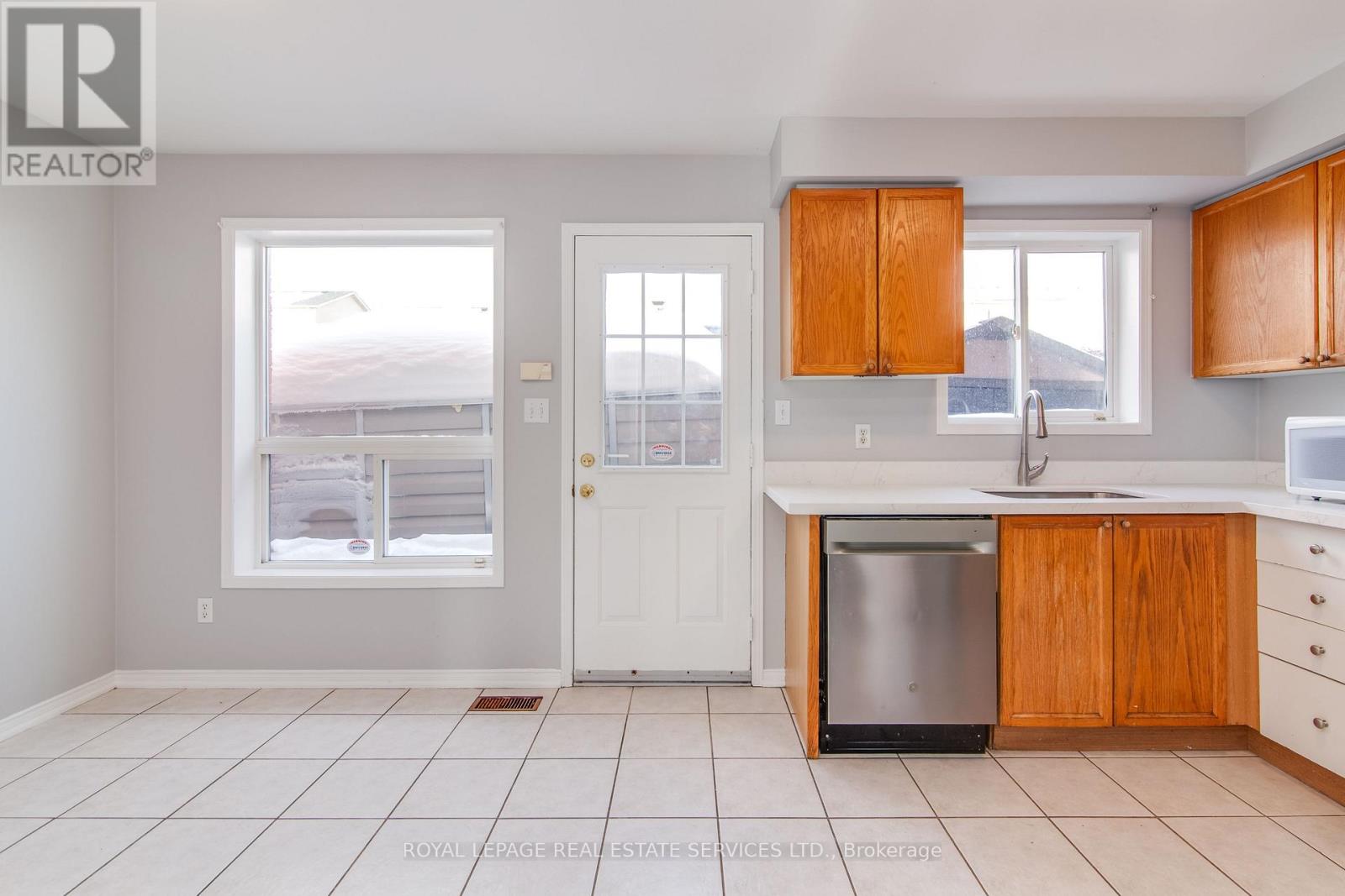 2162 St Clair Avenue W, Toronto, Ontario  M6N 5C1 - Photo 13 - W12744132