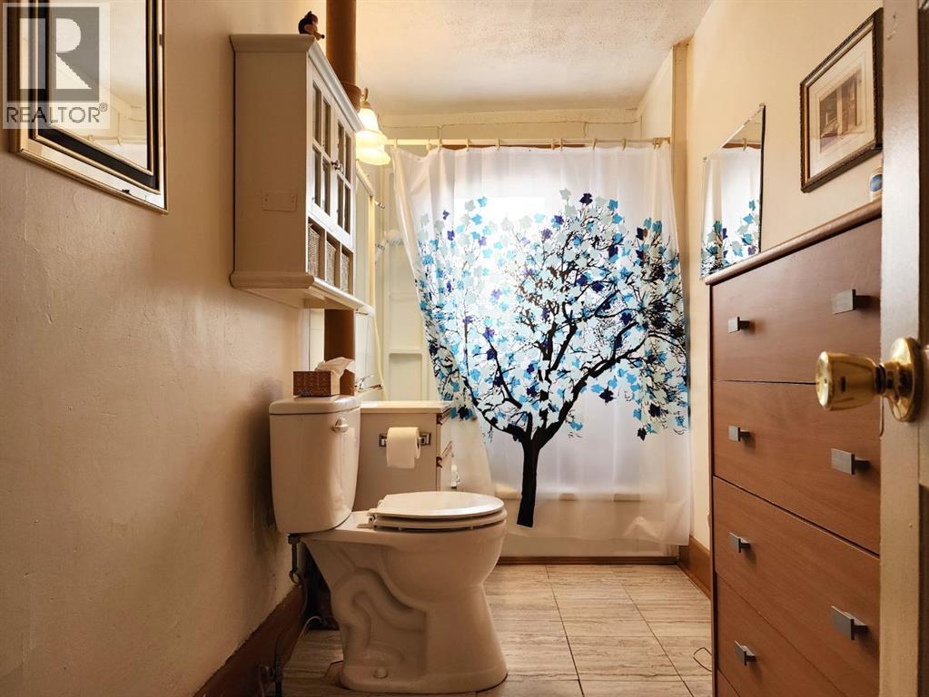 5213 2nd Street West, Claresholm, Alberta  T0L 0T0 - Photo 9 - A2277205