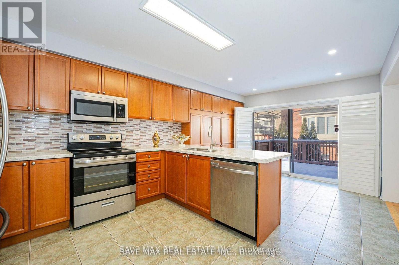 254 Fandango Drive, Brampton, Ontario  L6X 0M5 - Photo 9 - W12744168