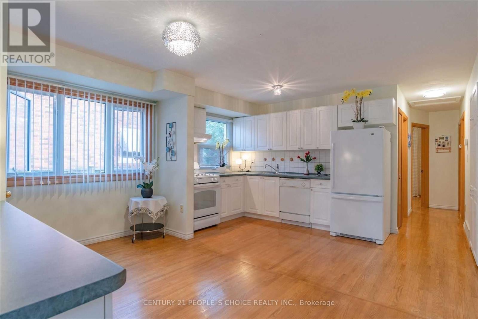 25 Darlington Drive, Hamilton, Ontario  L9C 2L8 - Photo 3 - X12744182