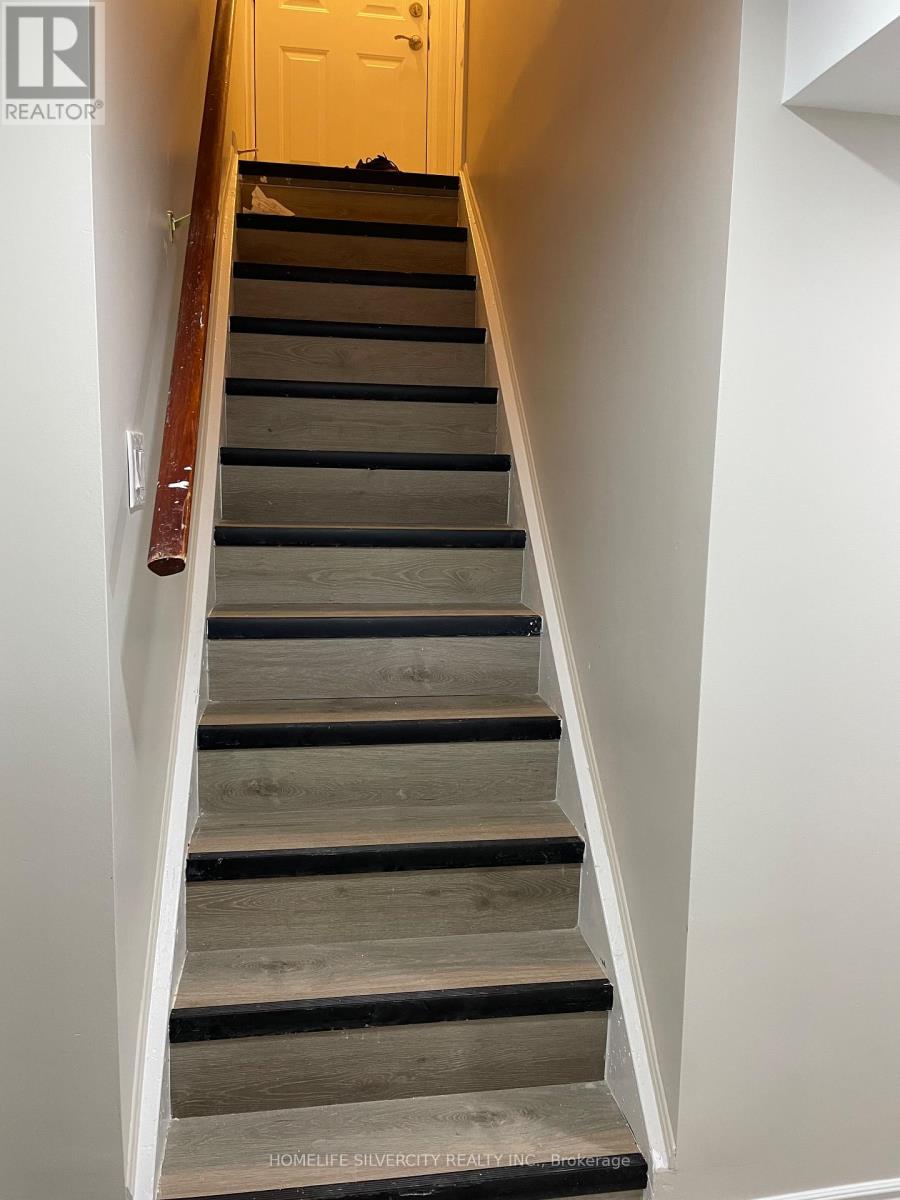 7 Mandrain Crescent, Brampton, Ontario  L6S 2S2 - Photo 4 - W12744184