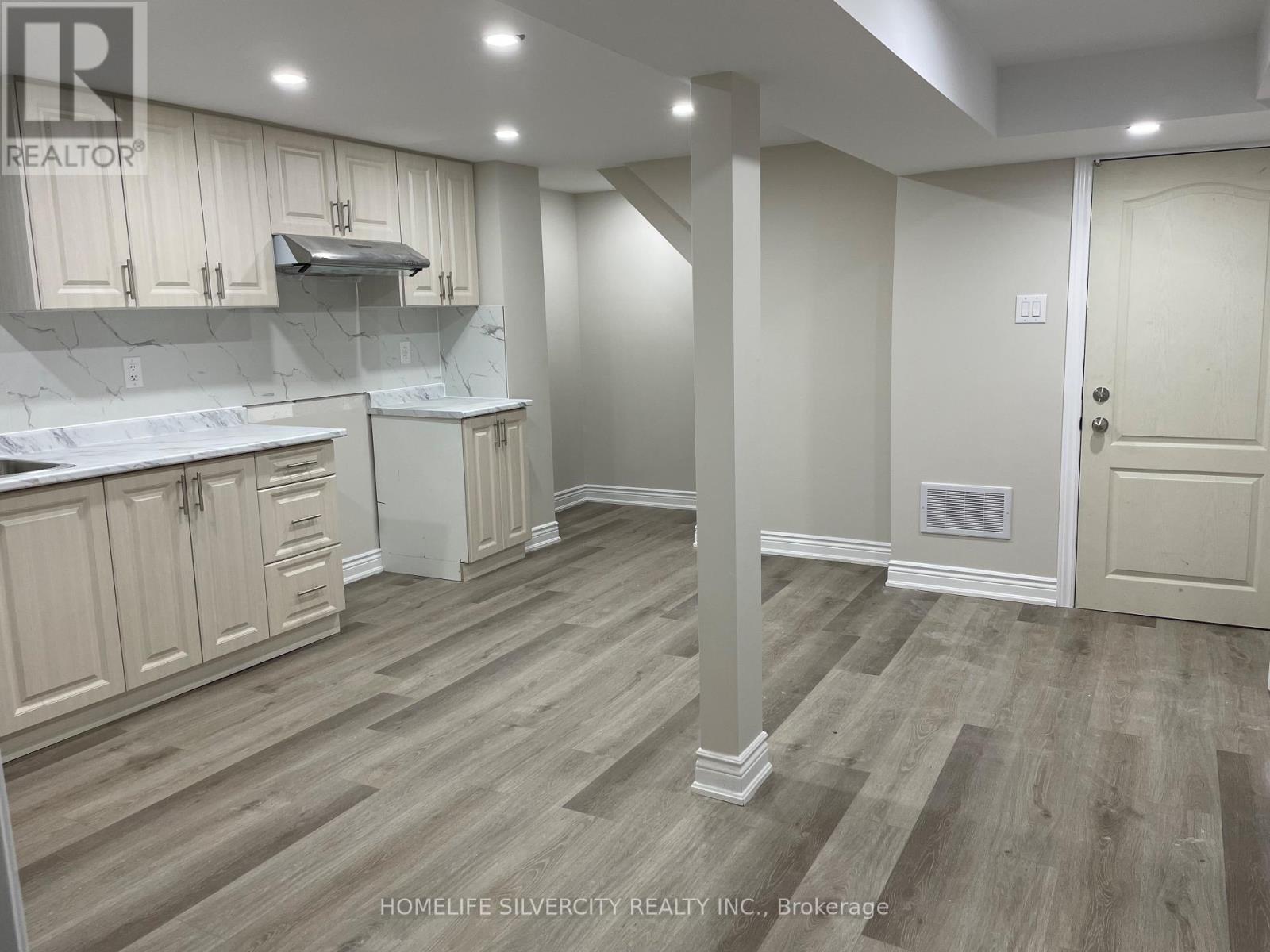 7 Mandrain Crescent, Brampton, Ontario  L6S 2S2 - Photo 8 - W12744184