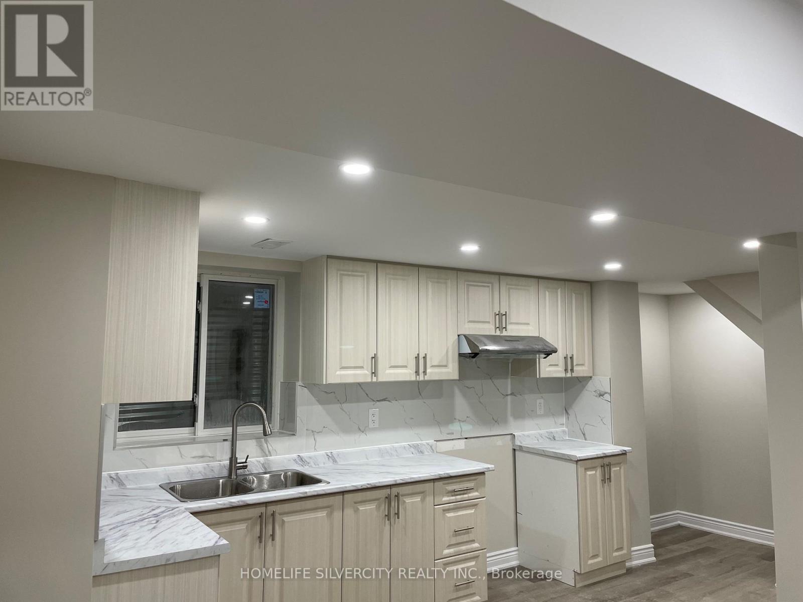 7 Mandrain Crescent, Brampton, Ontario  L6S 2S2 - Photo 11 - W12744184