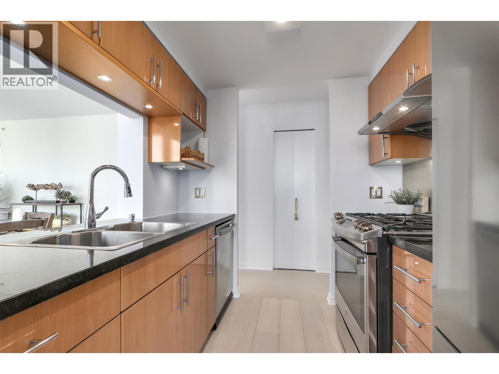 1807 1077 Marinaside Crescent, Vancouver, British Columbia  V6Z 2Z5 - Photo 15 - R3084742