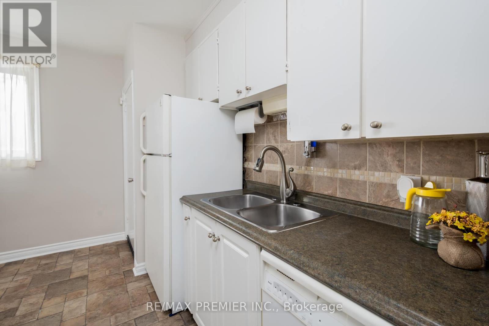 76 Harrison Drive, Newmarket, Ontario  L3Y 4P4 - Photo 10 - N12744256