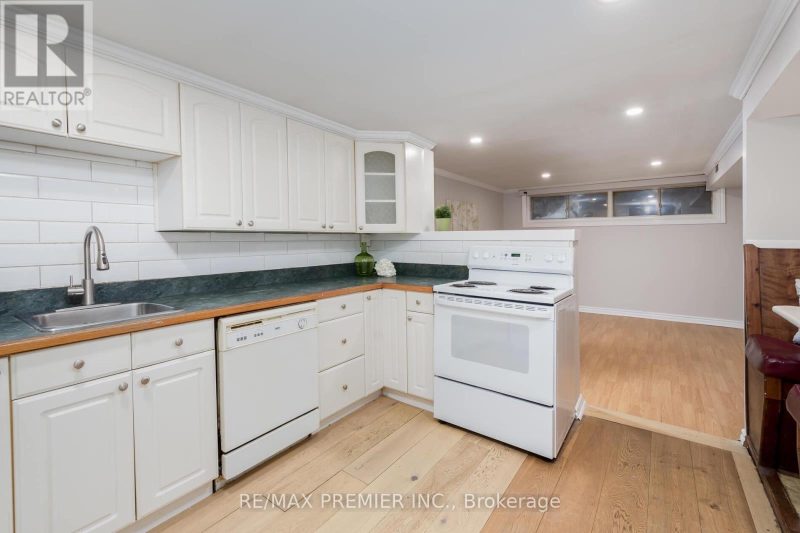 76 Harrison Drive, Newmarket, Ontario  L3Y 4P4 - Photo 27 - N12744256