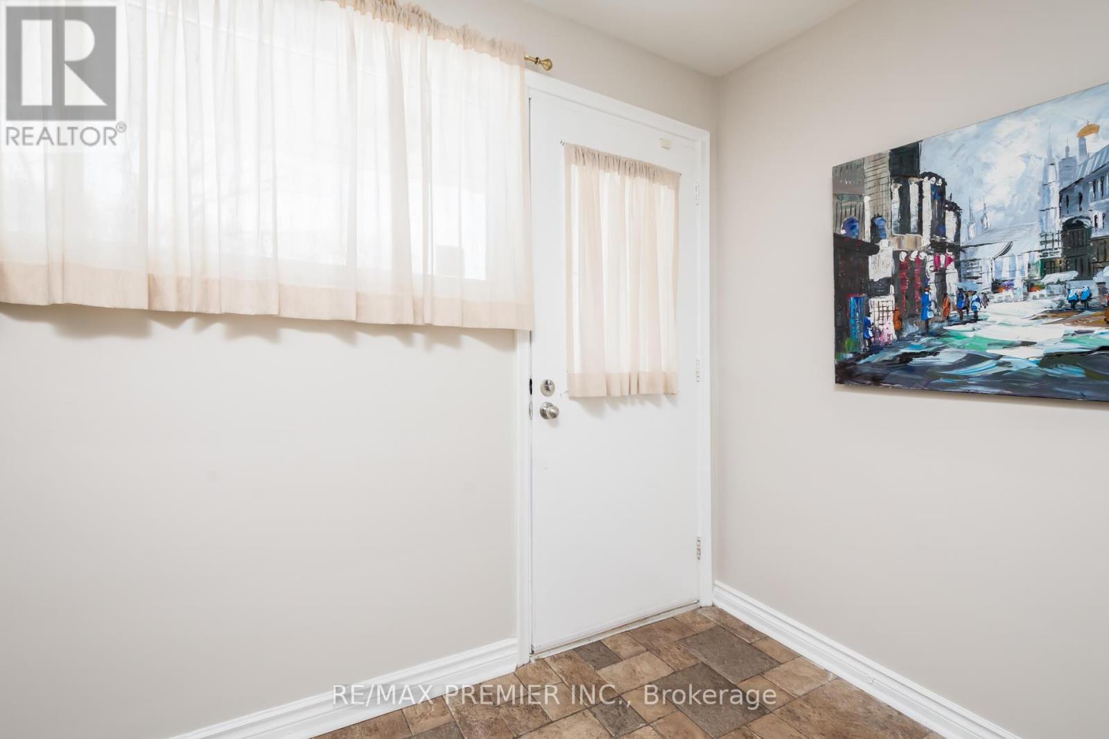 76 Harrison Drive, Newmarket, Ontario  L3Y 4P4 - Photo 4 - N12744256