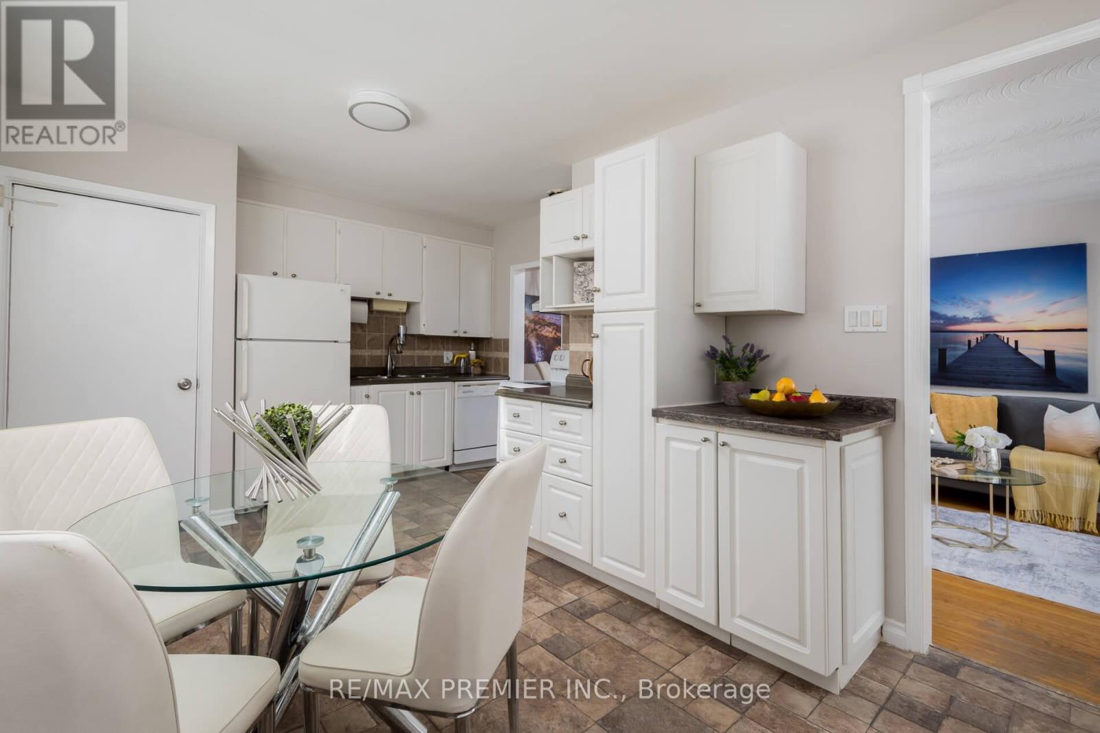 76 Harrison Drive, Newmarket, Ontario  L3Y 4P4 - Photo 5 - N12744256