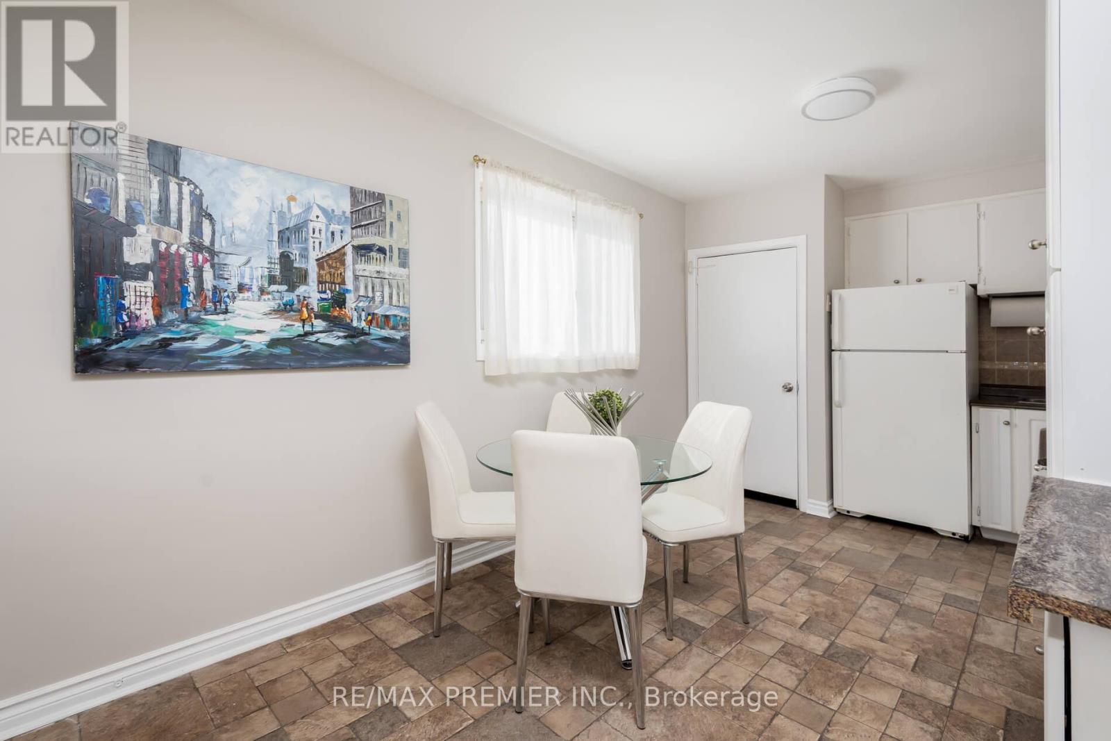 76 Harrison Drive, Newmarket, Ontario  L3Y 4P4 - Photo 6 - N12744256