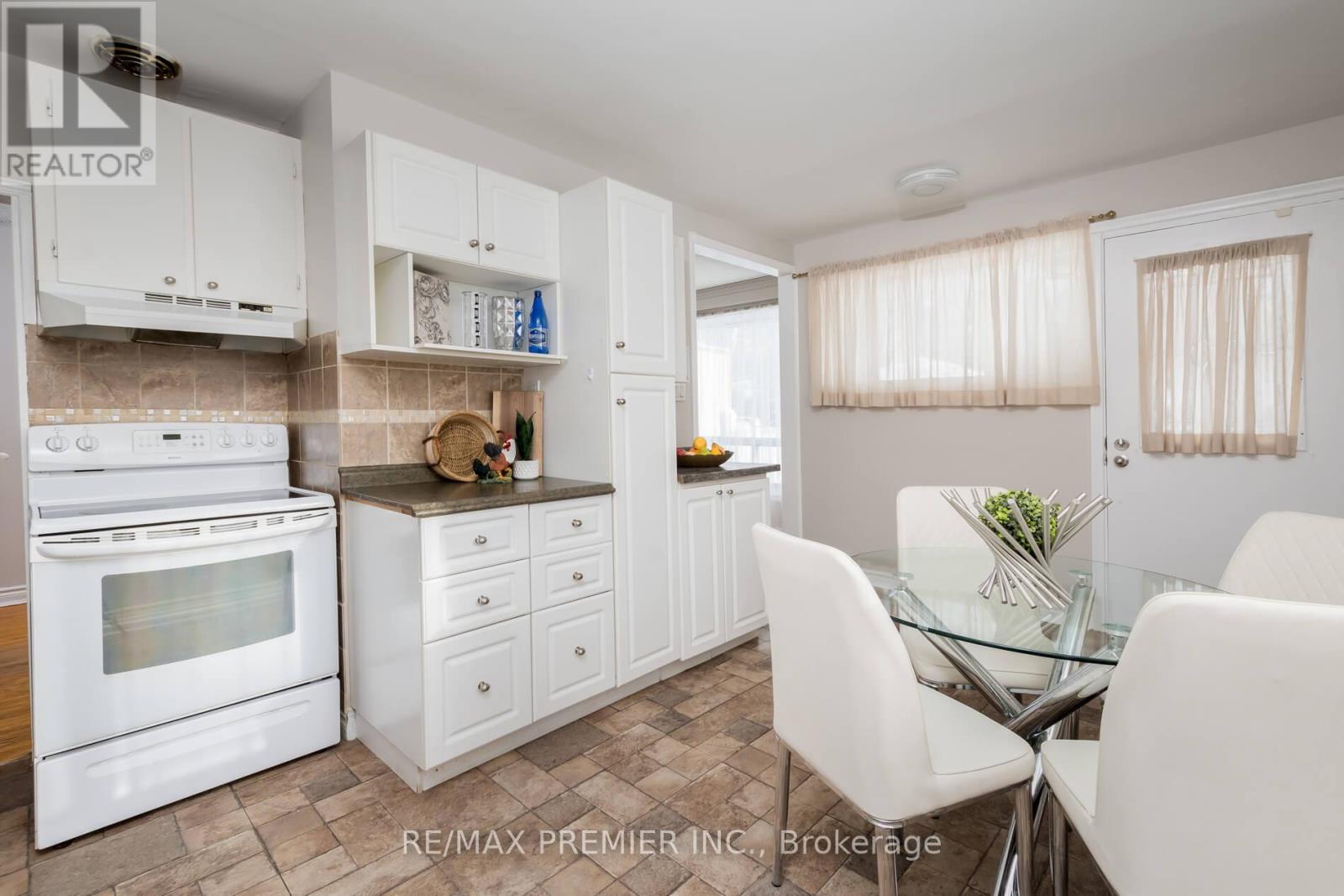 76 Harrison Drive, Newmarket, Ontario  L3Y 4P4 - Photo 7 - N12744256