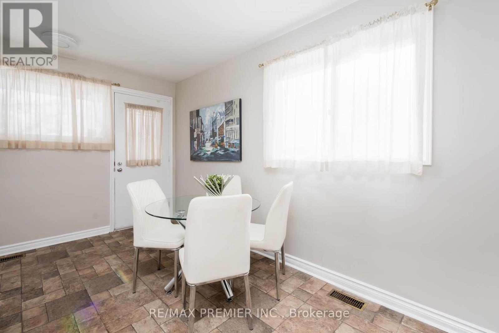 76 Harrison Drive, Newmarket, Ontario  L3Y 4P4 - Photo 8 - N12744256