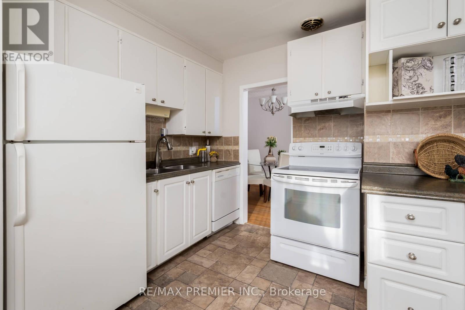 76 Harrison Drive, Newmarket, Ontario  L3Y 4P4 - Photo 9 - N12744256