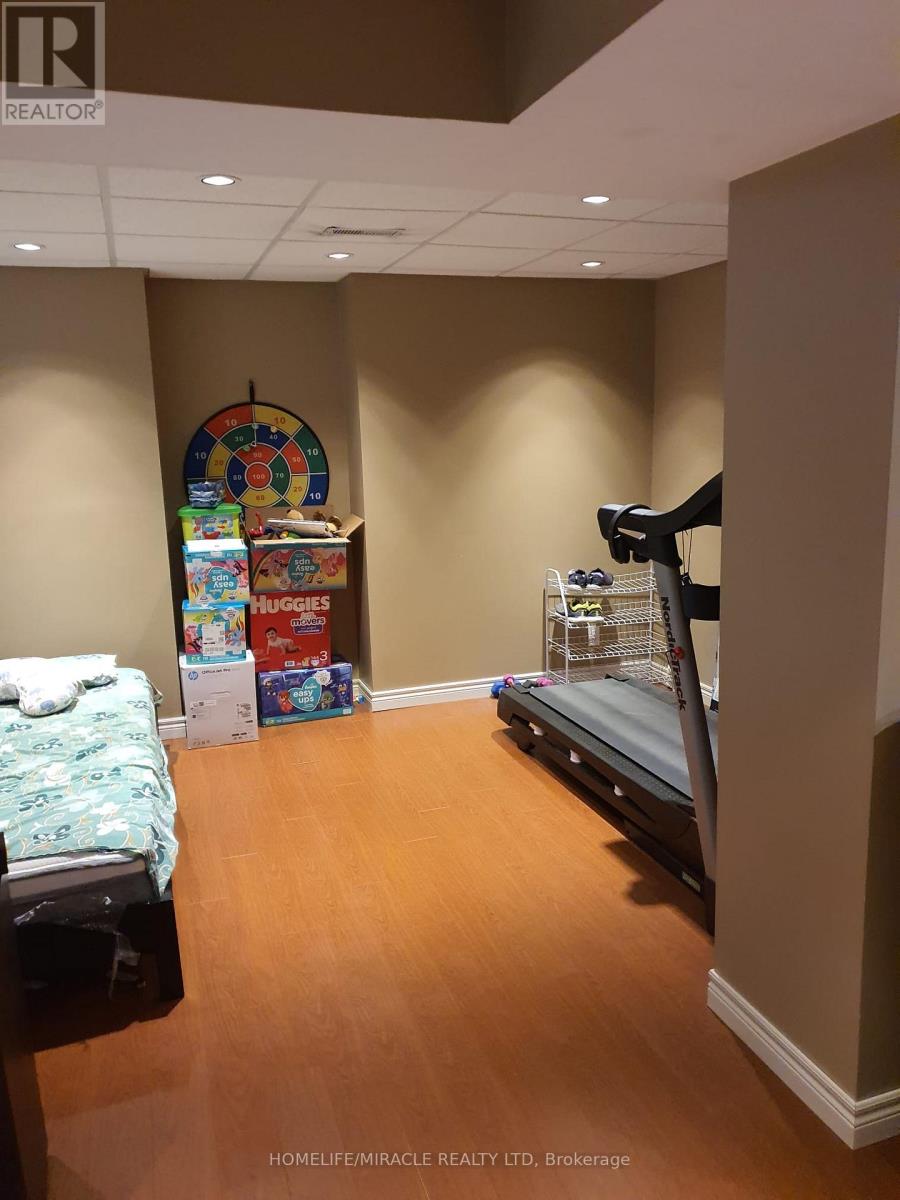 31 Summerdale Crescent, Brampton, Ontario  L6X 4V8 - Photo 11 - W12744254