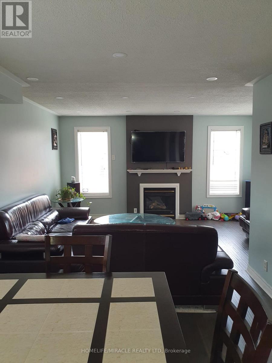 31 Summerdale Crescent, Brampton, Ontario  L6X 4V8 - Photo 2 - W12744254