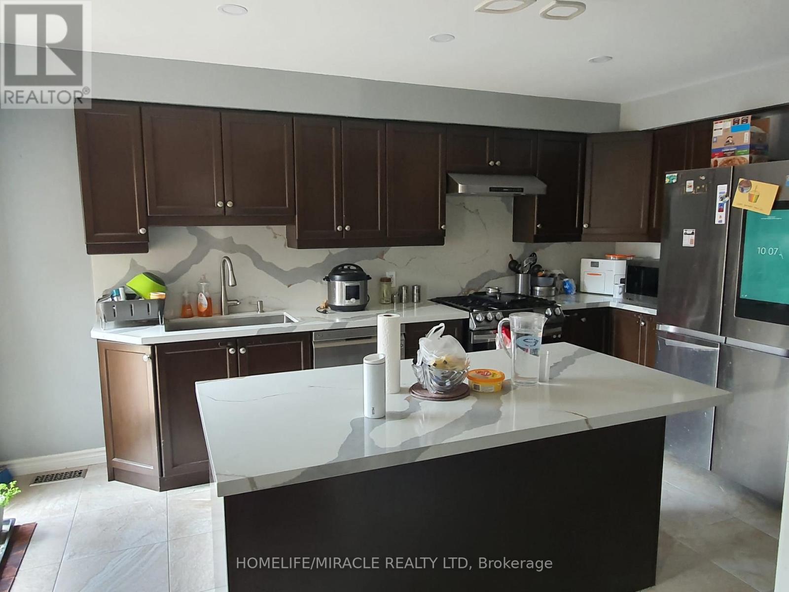 31 Summerdale Crescent, Brampton, Ontario  L6X 4V8 - Photo 3 - W12744254