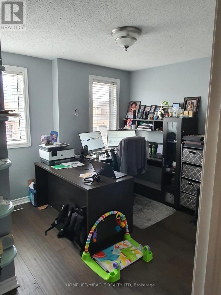 31 Summerdale Crescent, Brampton, Ontario  L6X 4V8 - Photo 8 - W12744254