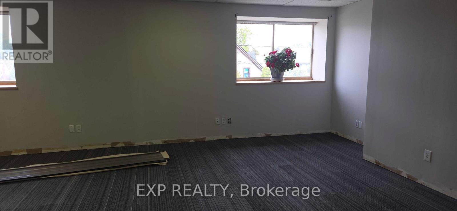 Unit 8 - 326 Wellington Street N, Kitchener, Ontario  N2H 5K9 - Photo 3 - X12744214