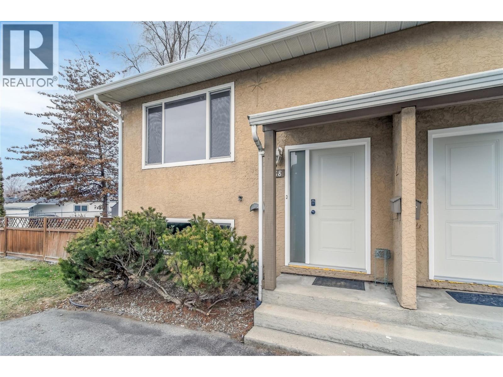 588 Mccurdy Road, Kelowna, British Columbia  V1X 2P5 - Photo 2 - 10374124