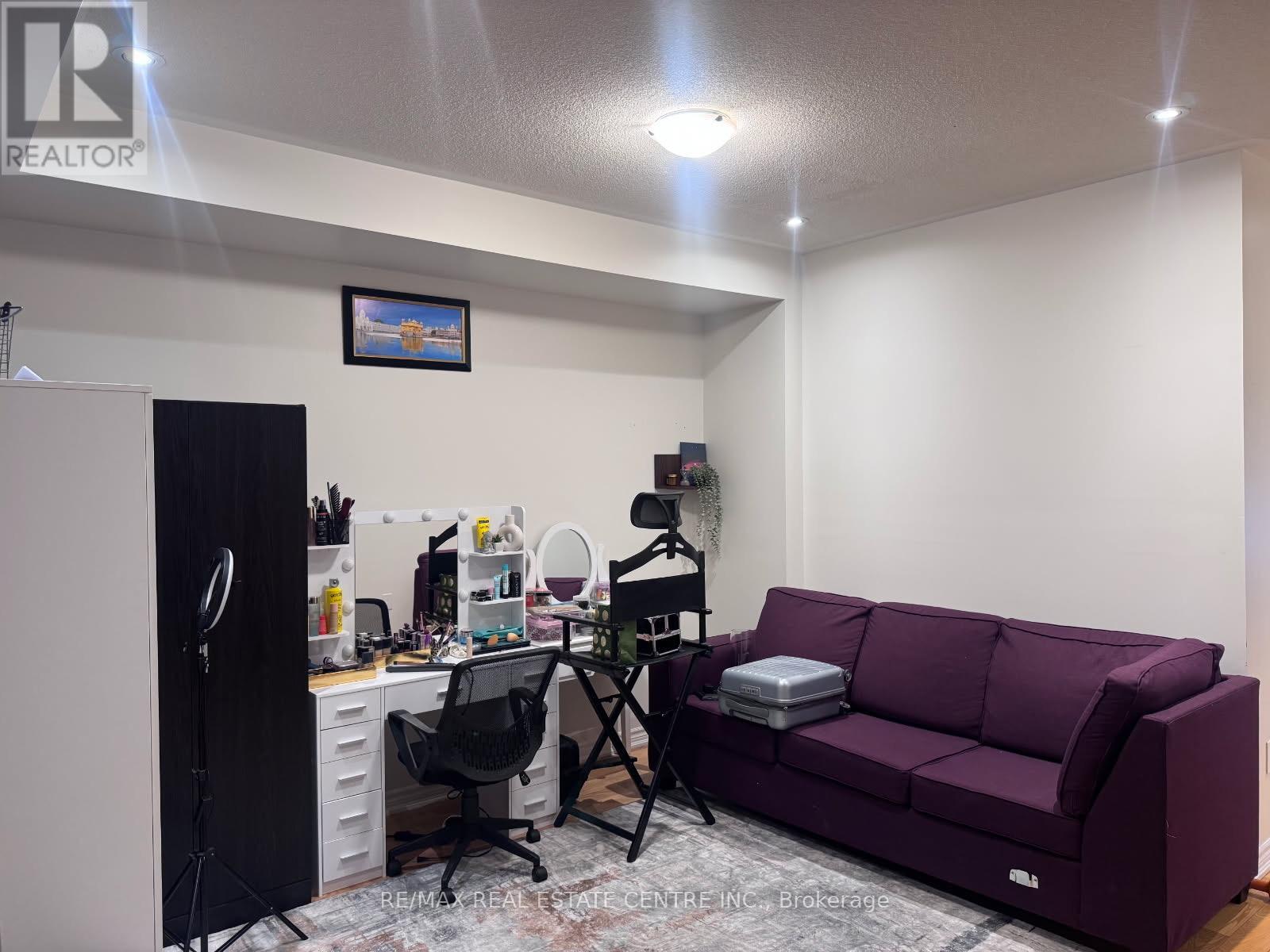 62 Hashmi Place, Brampton, Ontario  L6Y 6K1 - Photo 4 - W12744318