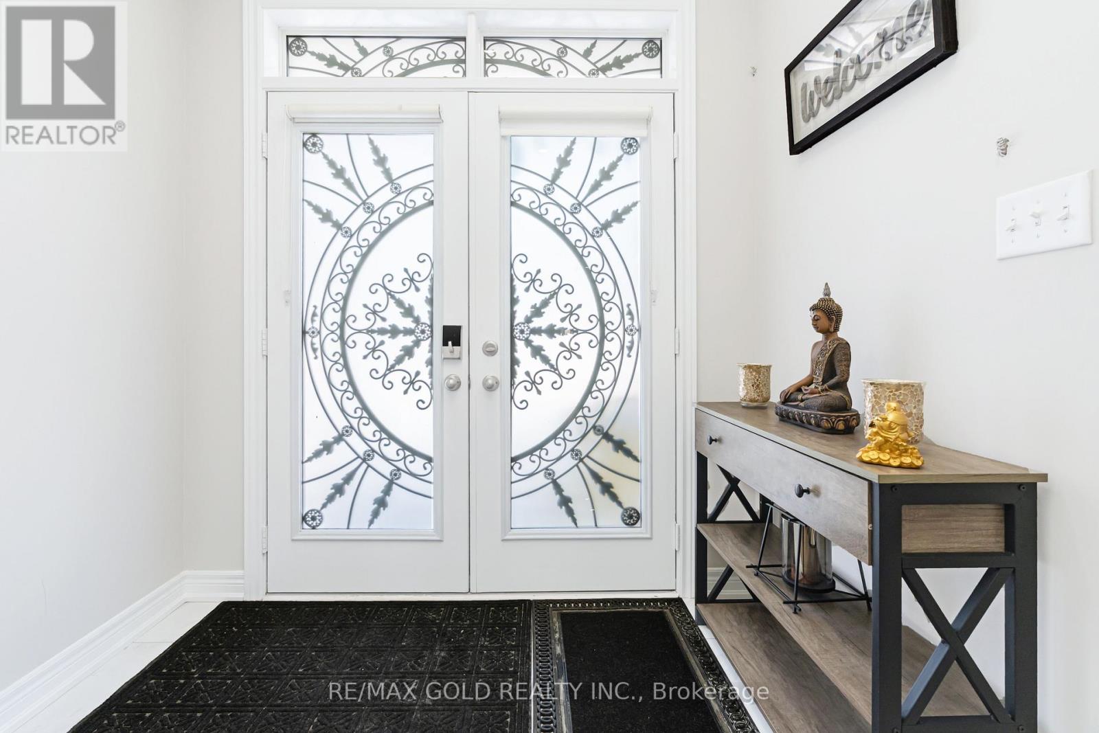 5 Dale Meadows Road, Brampton, Ontario  L7A 4Z9 - Photo 4 - W12744328