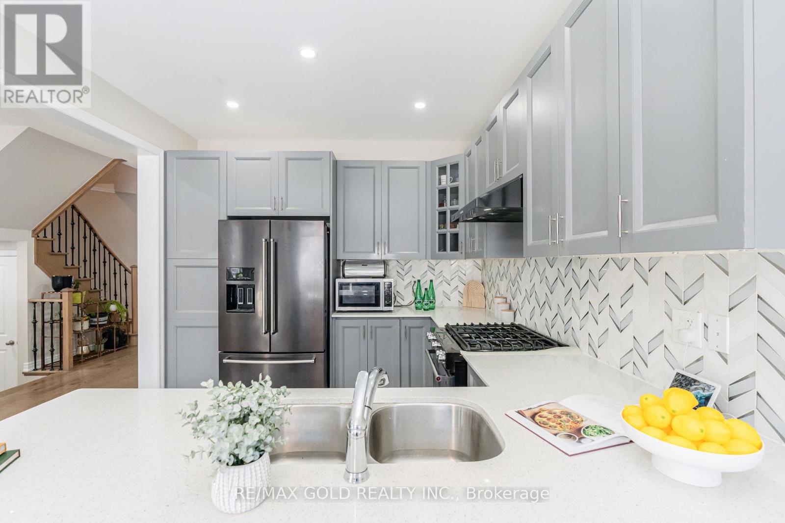 5 Dale Meadows Road, Brampton, Ontario  L7A 4Z9 - Photo 7 - W12744328