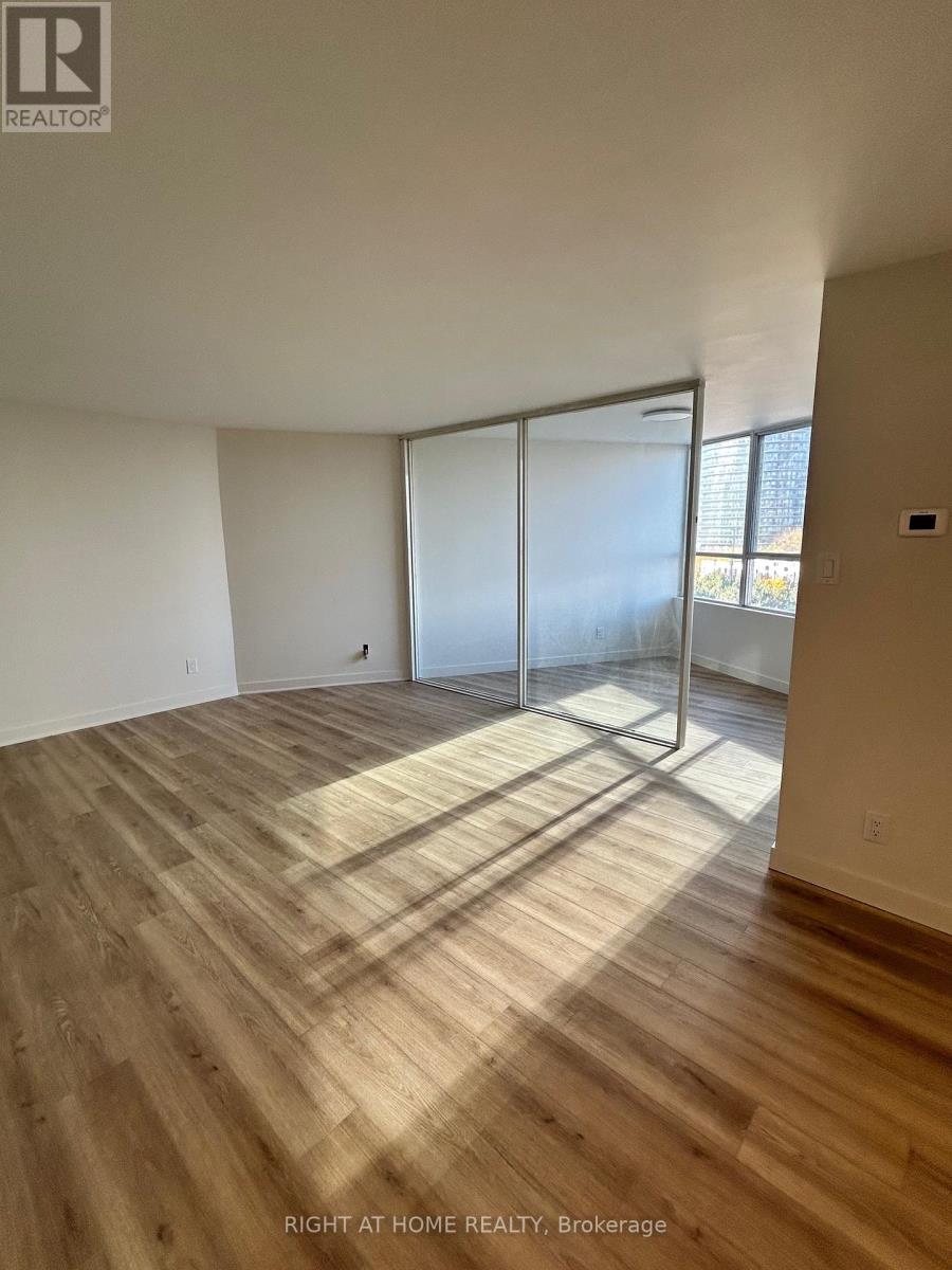 809 - 3700 Kaneff Crescent, Mississauga, Ontario  L5A 4B8 - Photo 4 - W12744340