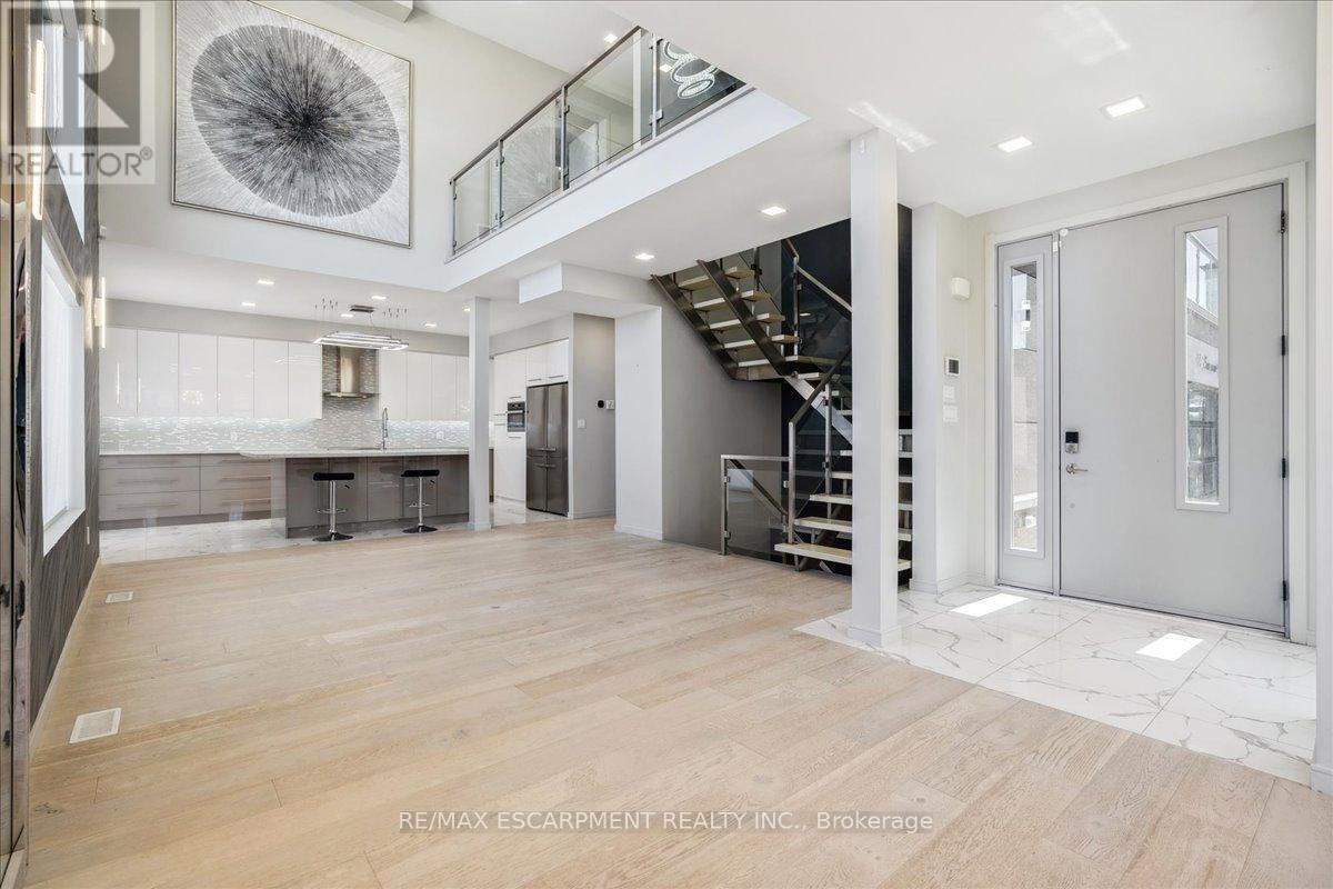 4 Sunrow Gate, Hamilton, Ontario  L8E 5C1 - Photo 4 - X12744386