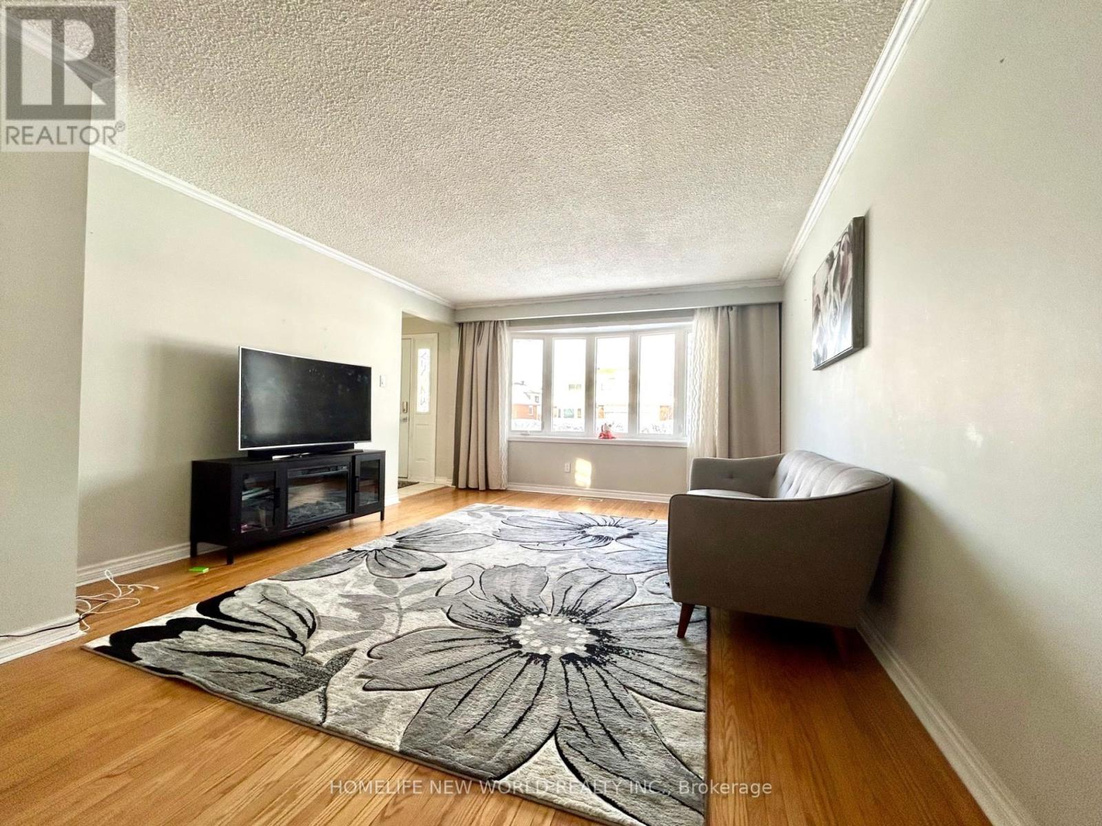 Upper - 27 Hayward Crescent, Toronto, Ontario  M1S 2T7 - Photo 7 - E12744406