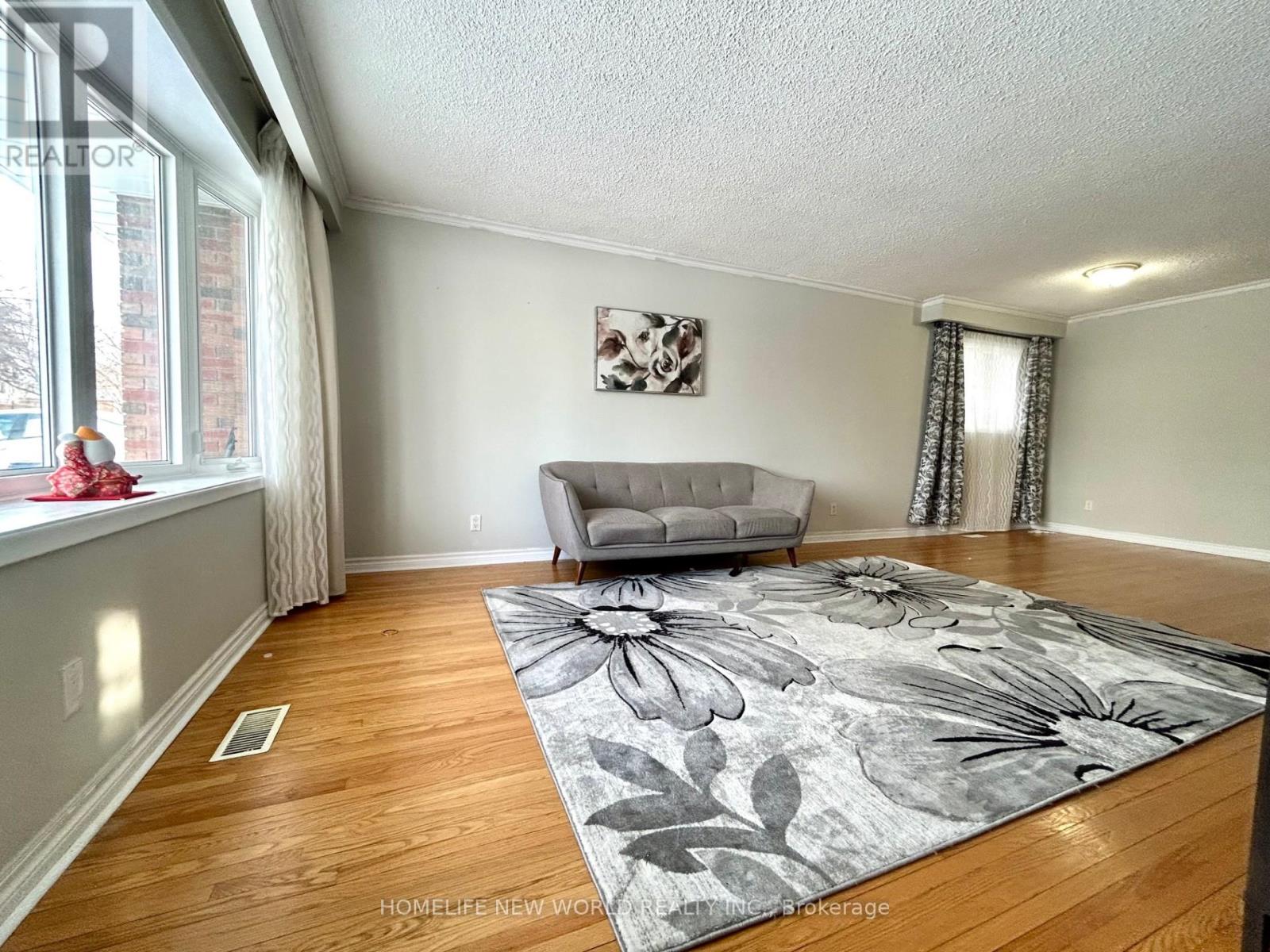 Upper - 27 Hayward Crescent, Toronto, Ontario  M1S 2T7 - Photo 8 - E12744406
