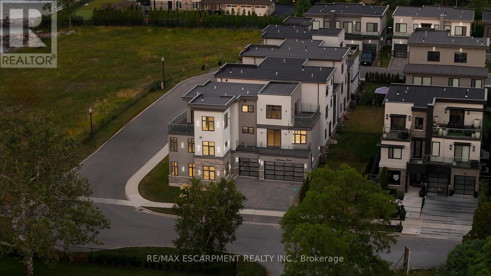 4 SUNROW GATE, Hamilton, Ontario