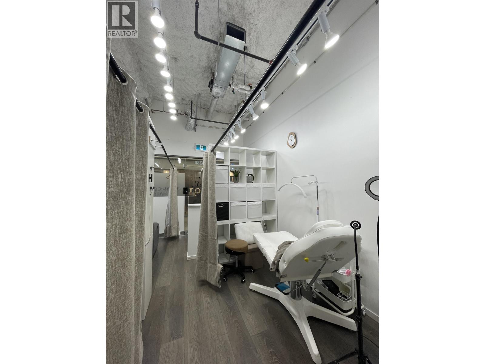 Listing Picture 2 of 27 : 3230 4000 NO. 3 ROAD, Richmond / 烈治文 - 魯藝地產 Yvonne Lu Group - MLS Medallion Club Member