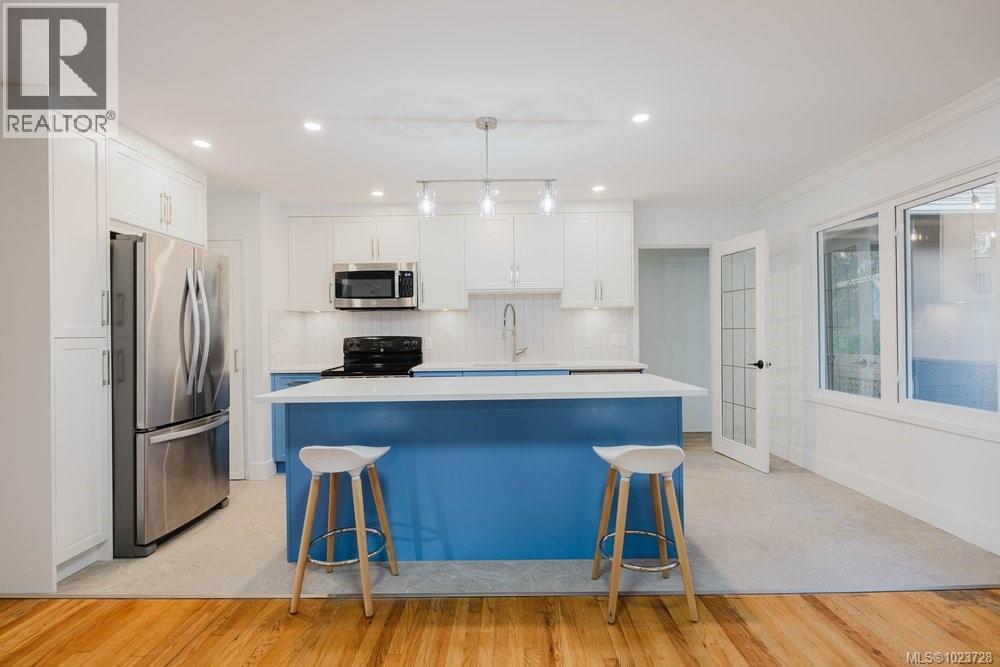 4815 Cordova Bay Rd, Saanich, British Columbia  V8Y 2J8 - Photo 12 - 1023728