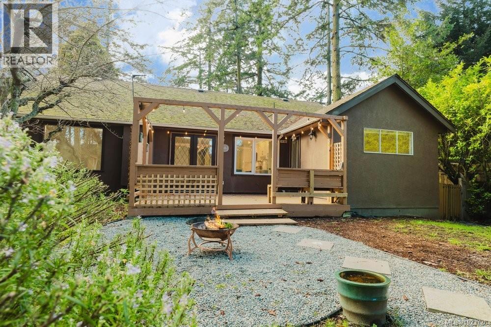 4815 Cordova Bay Rd, Saanich, British Columbia  V8Y 2J8 - Photo 39 - 1023728